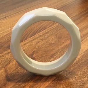 ❌ SOLD ❌ Vintage lucite acrylic bangle bracelet, 2.5” dia.